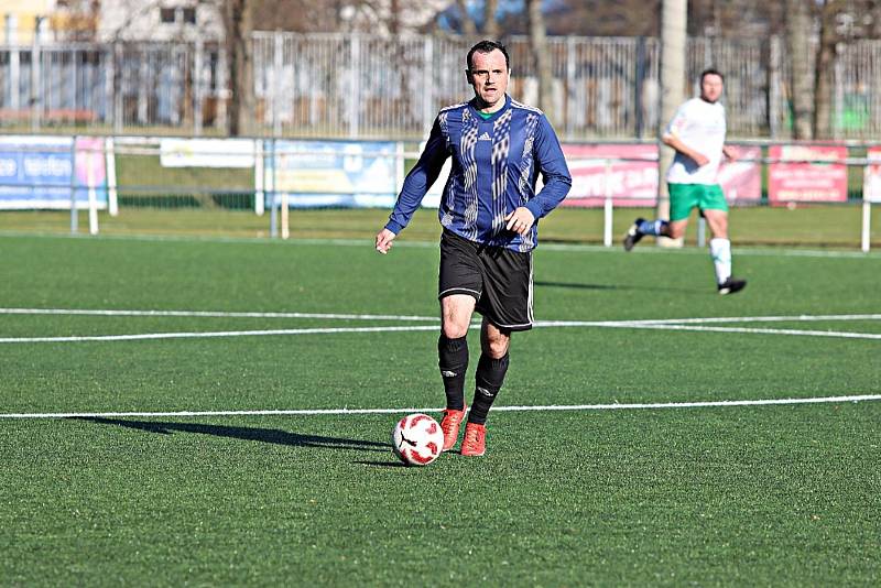 Při jarní premiéře krajské 1. B třídy musely Radnice B na umělku do Rokycan. Podlehly tu Mladoticím 1:5. Foto Jaroslav Kreisinger