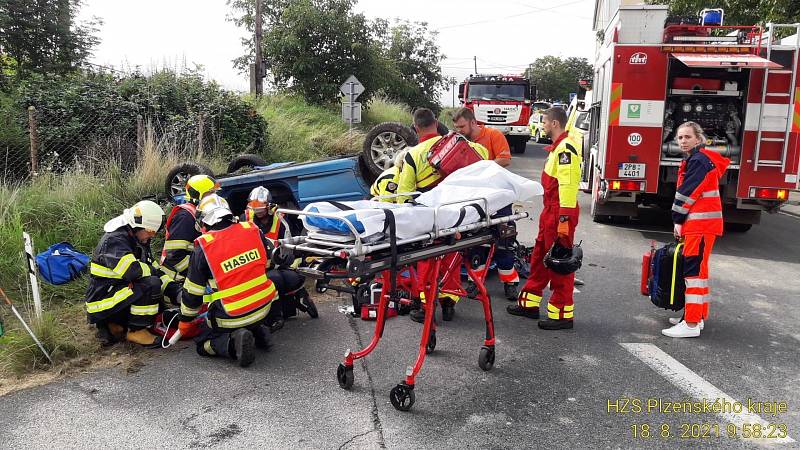 Po nárazu do betonového mostku skončil vůz na střeše