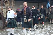 TANEČNÍCI pražské skupiny Nessie se přes počasí kolem nuly oblékli ve Volduchách stylově. Předvedli ukázky skotských zvyklostí.