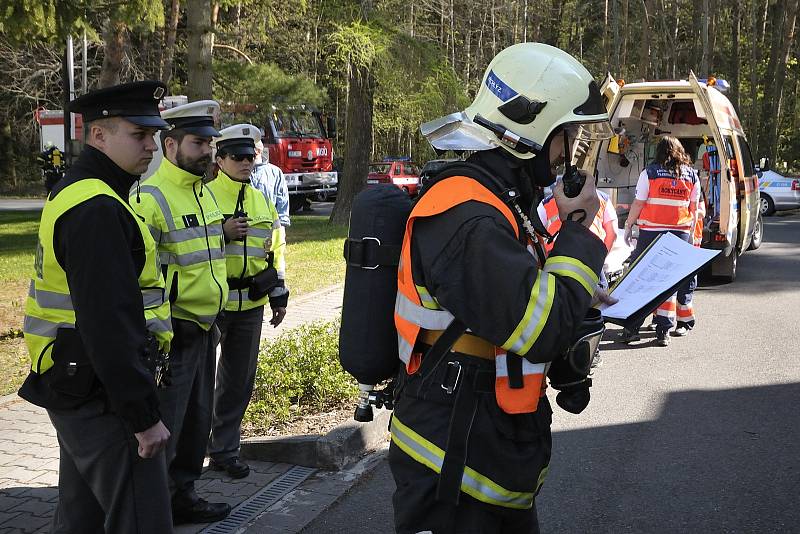 Velitel zásahu přijímá informace od hasičů v patře pavilonu.