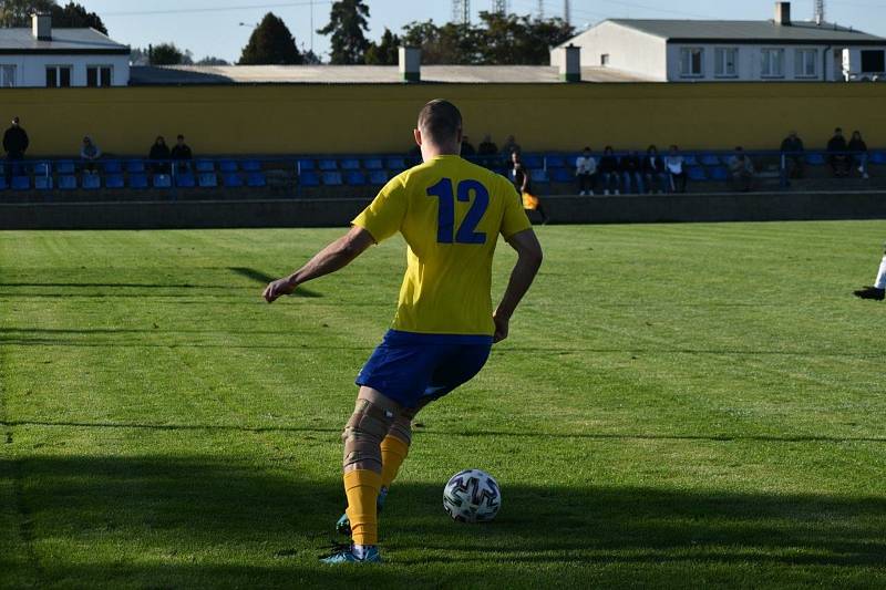 Fotbalisté TJ Slavoj Mýto (na archivních snímcích hráči v modrých dresech) porazili divizní Tochovice 3:1.