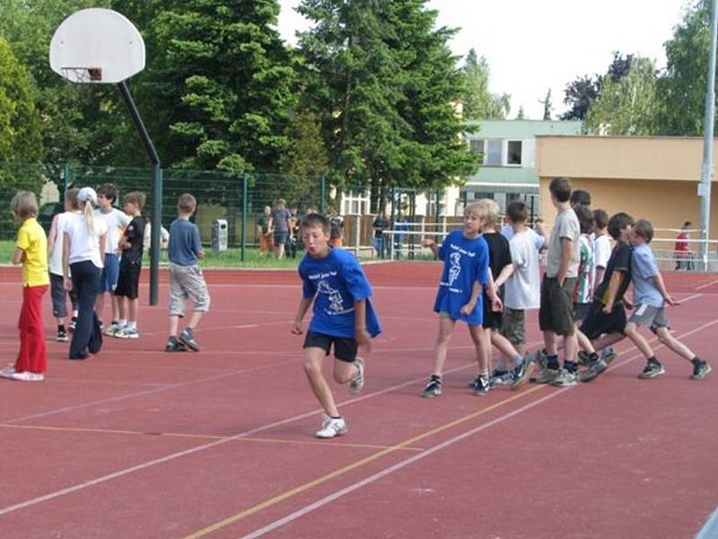 Na hřišti ZŠ Čechova startovali sportovci osmi škol 