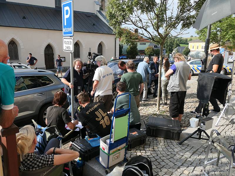 Snímky z natáčení poslední čtvrté řady Policie Modrava. Točilo se na hřbitově ve Velharticích, hradě Rabí, na sušickém Svatoboru, u Annína, ve sklářském muzeu v Rajsku, hřbitovním kostele v Kašperských Horách, Nemilkově, Švihově i jinde.