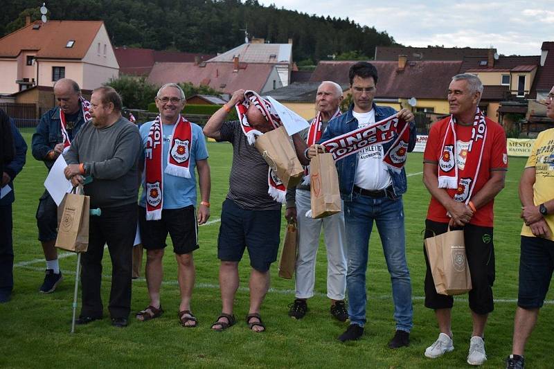 Slavnostní poděkování bývalým reprezentantům TJ Sokol proběhlo v poločasové přestávce zápasu proti Stříbru.