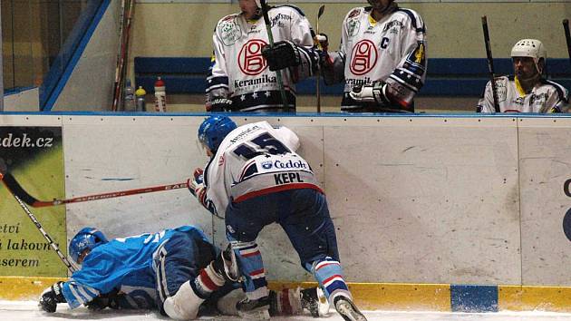 První letošní městské derby hokejového přeboru Plzeňského kraje vyznělo jednoznačně pro HC DAG Rokycany B. Rezerva druholigového celku totiž deklasovala Sportovní klub policie Rokycany (ve světlém na snímku z duelu s Břasy) 8:0 po třetinách 2:0, 3:0 a 3:0