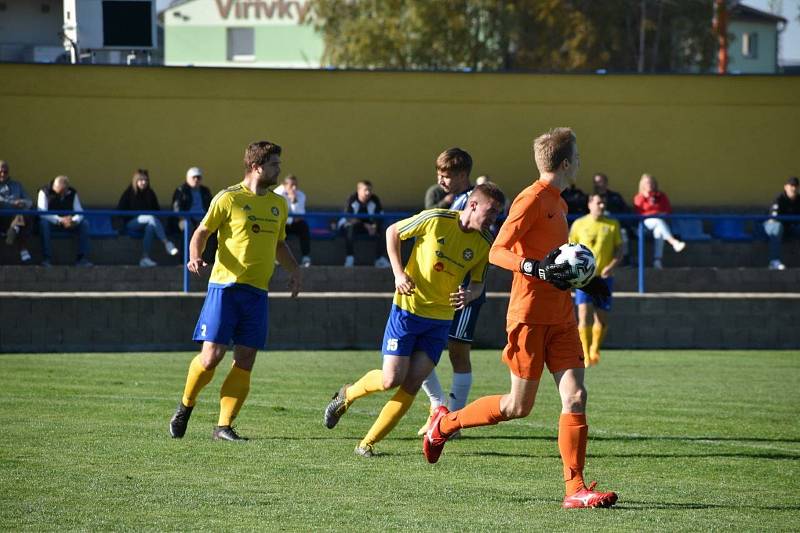 Fotbalisté TJ Slavoj Mýto (na archivních snímcích hráči v modrých dresech) porazili divizní Tochovice 3:1.