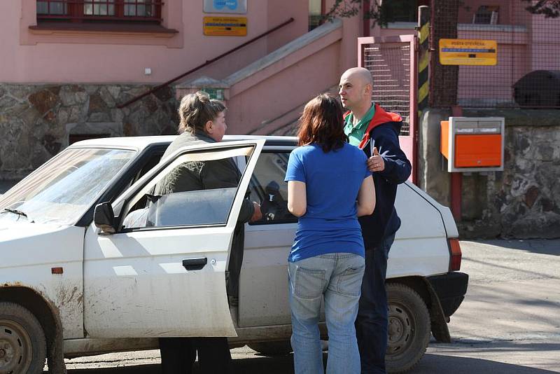 Vše dobře dopadlo. Nemocná paní  za doprovodu redaktorů Deníku spokojeně nastupuje do svého vozu. 