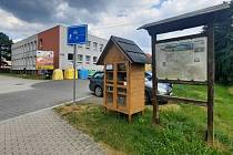 V Plzeňské ulici u kruhového objezdu při výjezdu z Rokycan je nově umístěna samoobslužná boudička s krmením pro zvířátka.