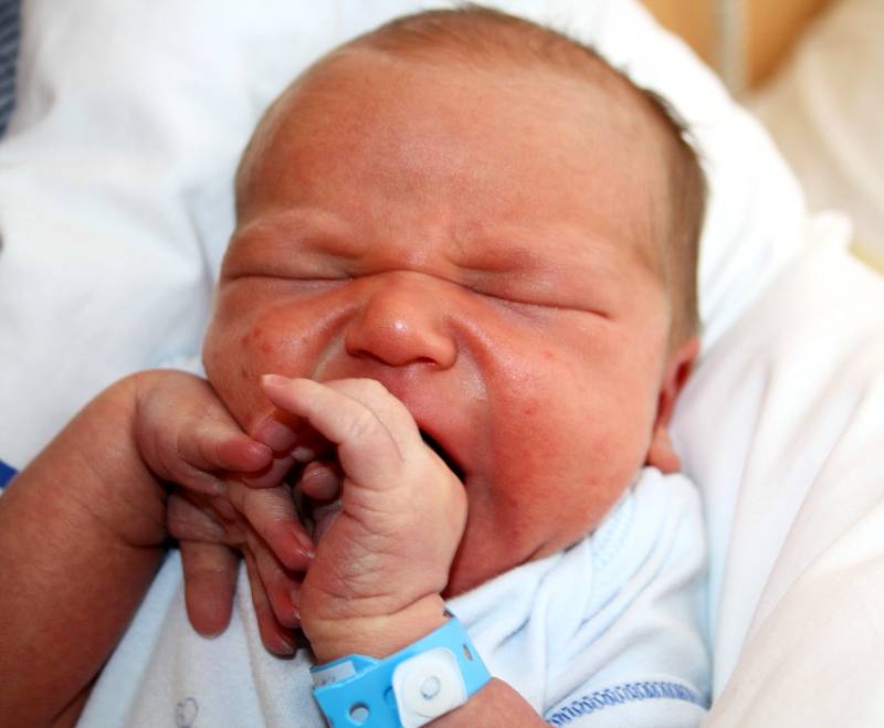 ŠTĚPÁN KEPKA z Rokycan bude mít ve svém rodném listu datum narození 4. července. Přišel na svět dvě minuty po sedmé večer. Manželé Adéla a Matěj už mají doma prvorozeného syna Vašíka (5 let). Malý Štěpánek vážil 3870 gramů, měřil 51 cm.