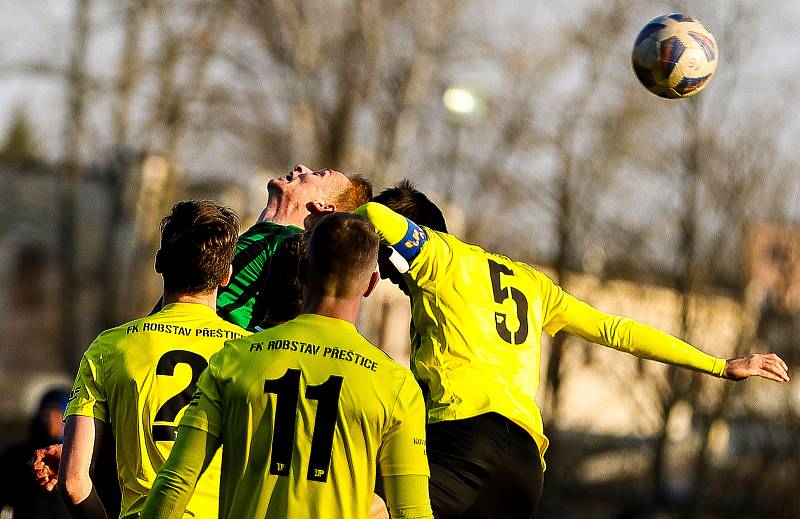 Fotbalisté divizního FC Rokycany (na archivním snímku hráči v zelených dresech) prohráli své přípravné utkání na novou sezonu. S Kladnem padli 2:4.