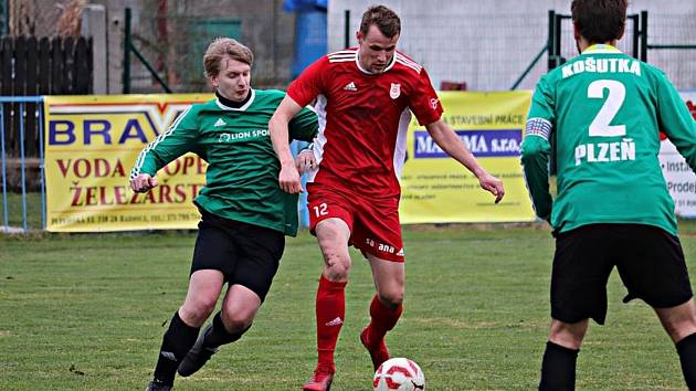 Fotbalista TJ Sokol Radnice František Polášek (na archivním snímku hráč v červeném dresu s číslem 12) vyhrál anketu Deníku o nejlepšího hráče 5. kola KPM.