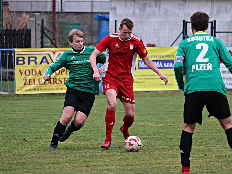 Fotbalista TJ Sokol Radnice František Polášek (na archivním snímku hráč v červeném dresu s číslem 12) vyhrál anketu Deníku o nejlepšího hráče 5. kola KPM.