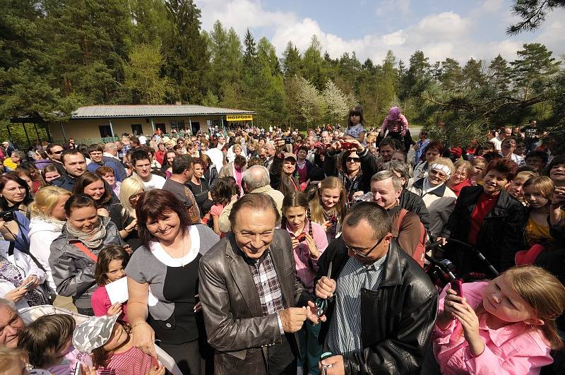 Otevření dětského hřiště Karlem Gottem v Újezdu u Svatého Kříže