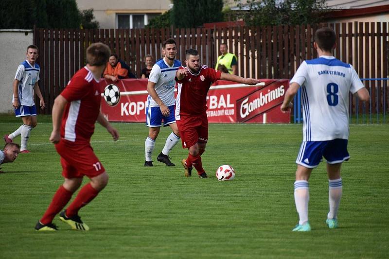 Fotbalisté TJ Sokol Radnice (červení).