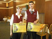 Roman Mikula a Klára Kleinhamplová zamířili do mariánského hotelu Polonia. Zúčastnili se zde prvního ročníku soutěže v míchání nápojů na rychlost.