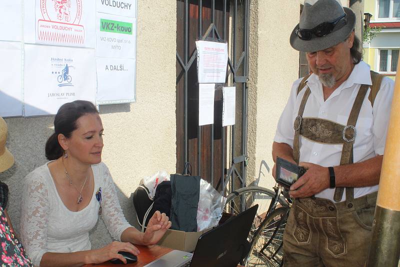 Sraz příznivců a majitelů historických bicyklů se konal v obci u Rokycan