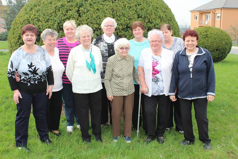 PRODAVAČKY z oddělení potravin hrádeckého obchodního domu Rozvoj zavzpomínaly včera na společně prožitá léta. Objekt byl otevřený v dubnu roku 1966 a kdysi býval terčem nájezdů domácích i přespolních zákazníků.