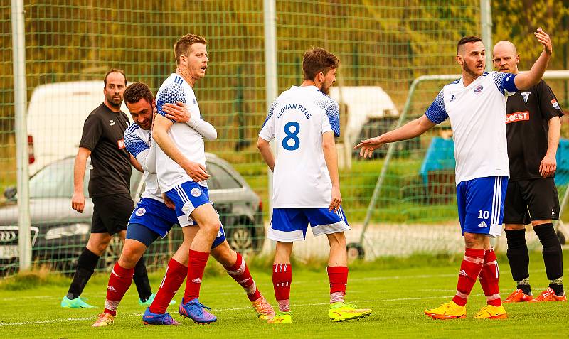 18. kolo I. B třídy, skupina C: Slovan Plzeň - Volduchy (černí) 1:4.