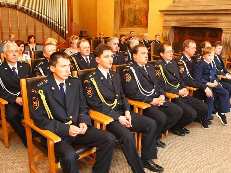 Medaile za věrnost převzalo v plzeňské radnici 16 hasičů z celého Plzeňského kraje. Byli mezi nimi i Zdeněk Vrbecký (třetí  v první řadě zprava) a Luboš Kasl  (zleva ve 2. řadě druhý). 