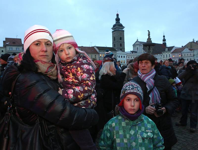 Tři králové zahájili na českobudějovickém náměstí sbírku Městské charity