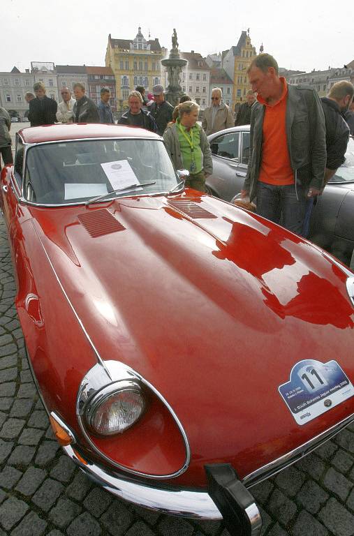 Ojedinělou podívanou poskytla v sobotu dopoledne návštěvníkům českobudějovického náměstí spanilá jízda starých anglických sportovních automobilů. 
