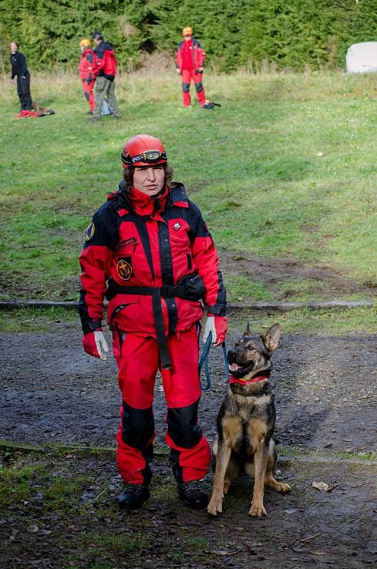 Jitka Tomanová se kynologii věnuje více než 15 let. Členka Jihočeského záchranné brigády kynologů a týmu USAR je nyní nasazena na Moravě.