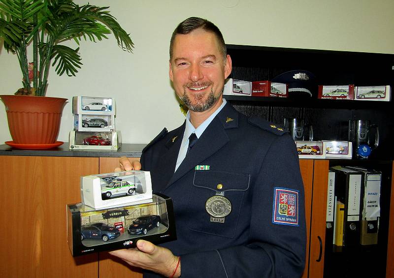 Mluvčí jihočeských celníků poručík Radek Kréda je nadšený sběratel modelů aut.