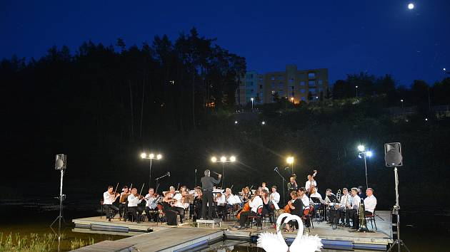 Hudební umělci Smyčcového orchestru Český Krumlov zahráli v Týne nad Vltavou světové skladby.