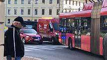 Čtvrteční ranní nehoda trolejbusu a dvou aut na českobudějovickém Mariánském náměstí zkomplikovala dopravu.