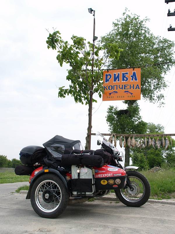 Sběratel historických motorek, motonadšenec a autor motoristické literatury Petr Hošťálek se vydal po stopách závodu Paříž Peking.
