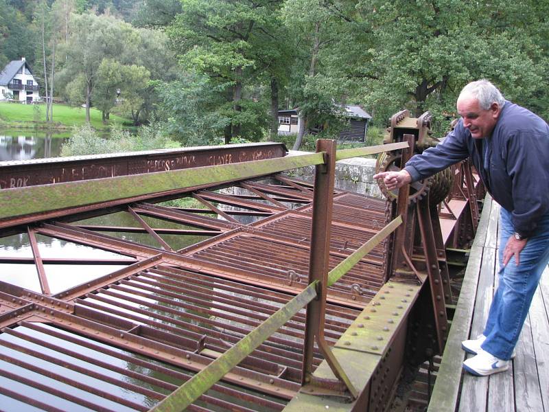 Velká železná konstrukce – rechle, u Plavu (na snímku před opravou) sloužila při plavení dřeva. Na lávce bývalý starosta obce Jaroslav Hlach.