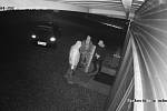 Kamery zachytily zloděje, kteří se vloupali 4. října do provozovny Superlevnapc v Ledenicích. Nepoznáváte je někdo?