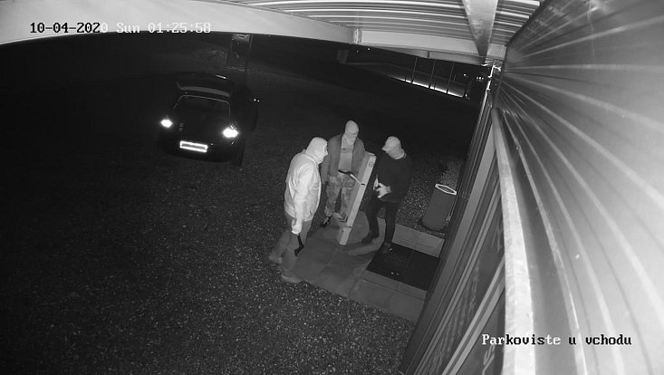 Kamery zachytily zloděje, kteří se vloupali 4. října do provozovny Superlevnapc v Ledenicích. Nepoznáváte je někdo?