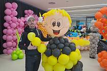 Finální přípravy velké balonkové výstavy na českobudějovickém výstavišti ve čtvrtek 18. ledna odpoledne. Na snímcích balonkář Tomáš Okurek a jeho tým.