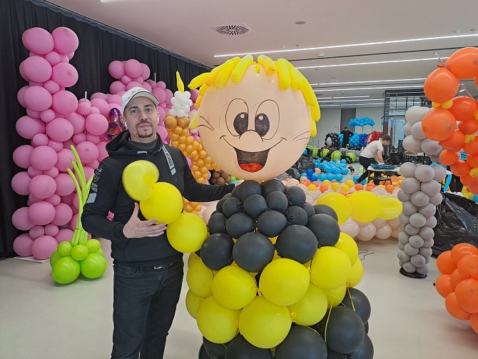 Finální přípravy velké balonkové výstavy na českobudějovickém výstavišti ve čtvrtek 18. ledna odpoledne. Na snímcích balonkář Tomáš Okurek a jeho tým.