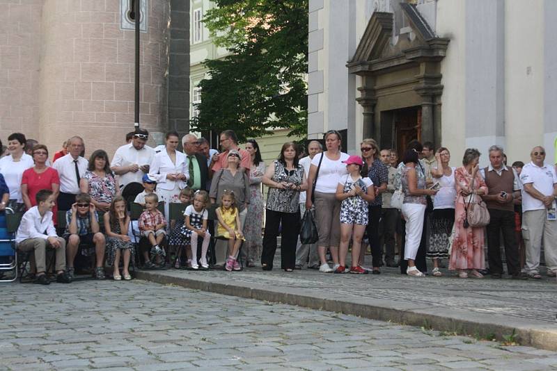 Sobotní svěcení 13. českobudějovického biskupa si nenechali ujít lidé z celého kraje.