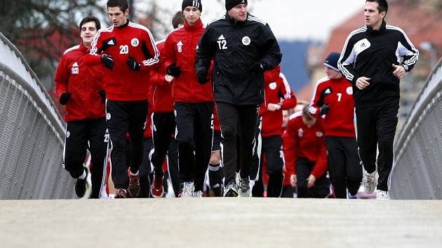 Fotbalisté Dynama absolvovali první letošní výběh v pátek do Stromovky, v pondělí odjeli na týdenní soustředění do Nového Města na Moravě.