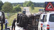 Dopravu na hlavním tahu mezi Českými Budějovicemi a Pískem komplikovala v pondělí odpoledne nehoda autobusu a dvou dodávek.