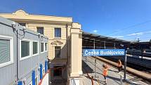 Generální rekonstrukce výpravní budovy vlakového nádraží v Českých Budějovicích má skončit v roce 2023. Na snímku jižní věž a objekt provizorního řízení provozu.