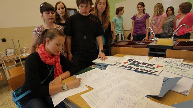 Přes 5000 lidí podepsalo studentskou petici, která protestuje proti sloučení dvou budějovických škol. Nebylo to však nic platné, usnesení včera odsouhlasili krajští zastupitelé.