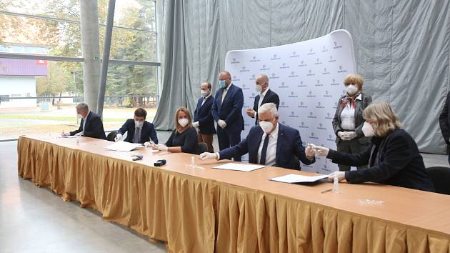 Krajská koaliční smlouva byla podepsána 16. října na Výstavišti v pavilonu T1.