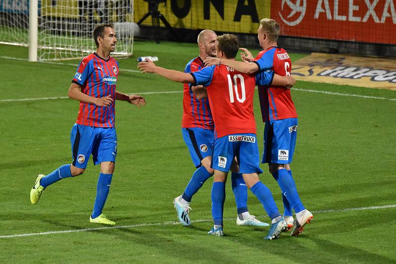 Fotbalisté Dynama v 10. kole FORTUNA:LIGY se v sobotu večer střetli na Střeleckém ostrově s Viktorií Plzeň a přes veškerou snahu favorizovanému soupeři podlehli možná až trošku příliš krutě 0:3.