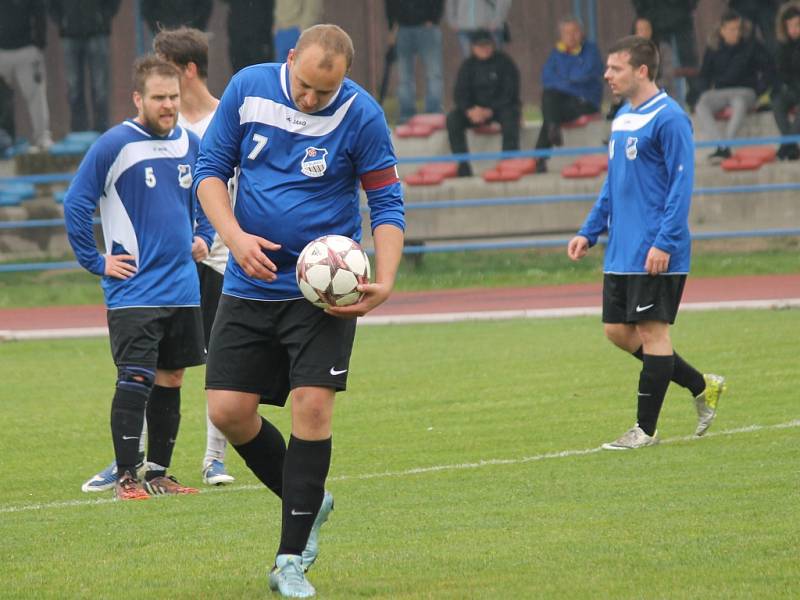 Michal Bez jde na penaltu. SK Čtyři Dvory (v bílém) porazil v I.A fotbalisty Ledenic 5:1.