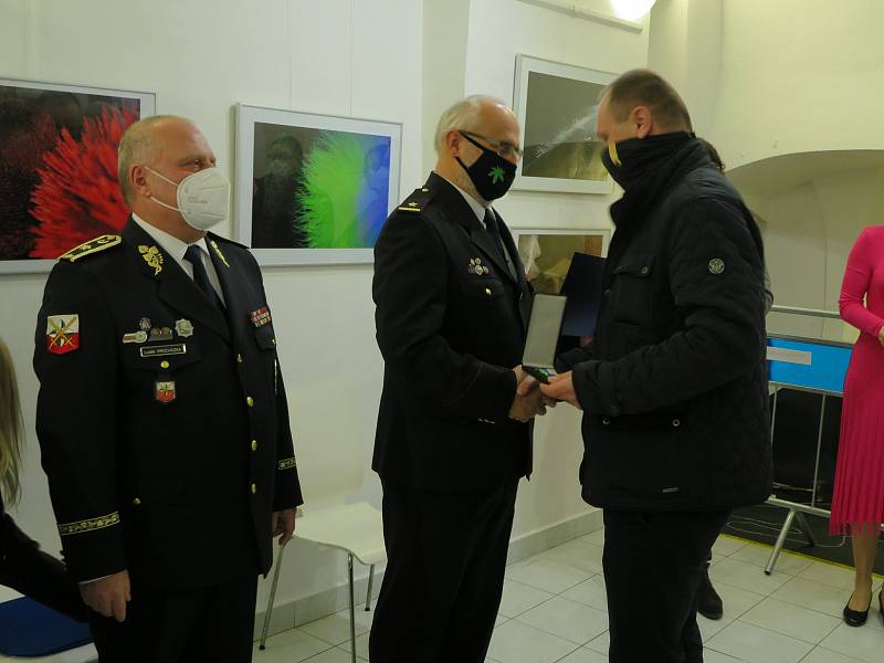 Ocenění za příkladnou kriminalistickou činnost se dočkali dva technici Jiří Huml a Petr Ševčík, kteří některé z fotografií na výstavě Fotostopa 2022 pořídili.