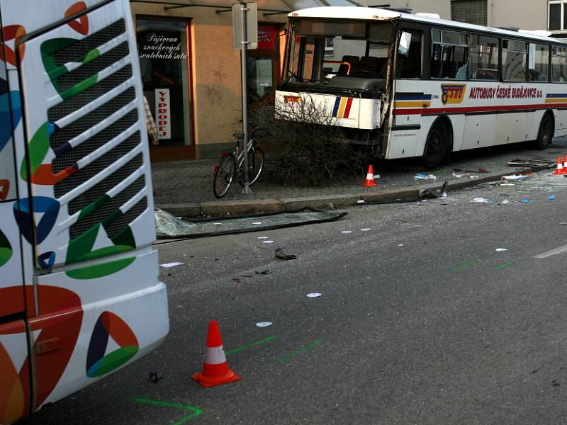 Srážka trolejbusu MHD a linkového autobusu v Průmyslové ulici v Českých Budějovicích