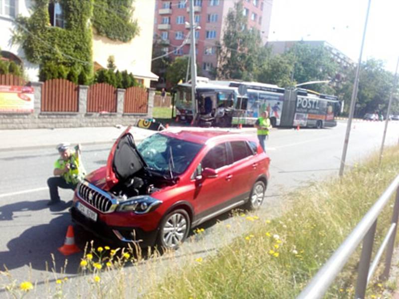 V pondělí ráno se na českobudějovickém sídlišti Máj střetl trolejbus s osobním autem.