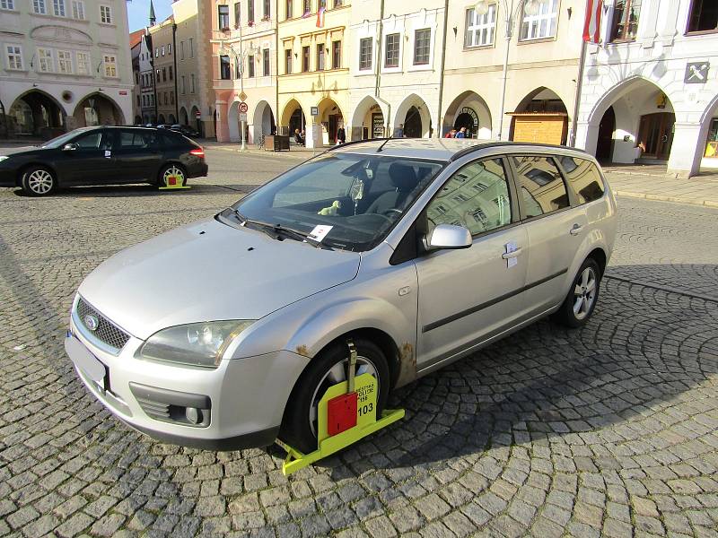 Příklady špatného parkování v centru Budějovic odměněné po zásluze pokutou a botičkou.