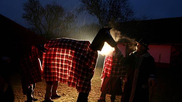 Na neradiční obchůzku klibny (dřevěná maska koně), kozlíků, kočího a sedláka se včera opět vydal soubor Kovářovan v Kovářově u Milevska. Sedlák a kočí, kteří průvod vodí, se snaží klibnu dům od domu prodat. Marně... 