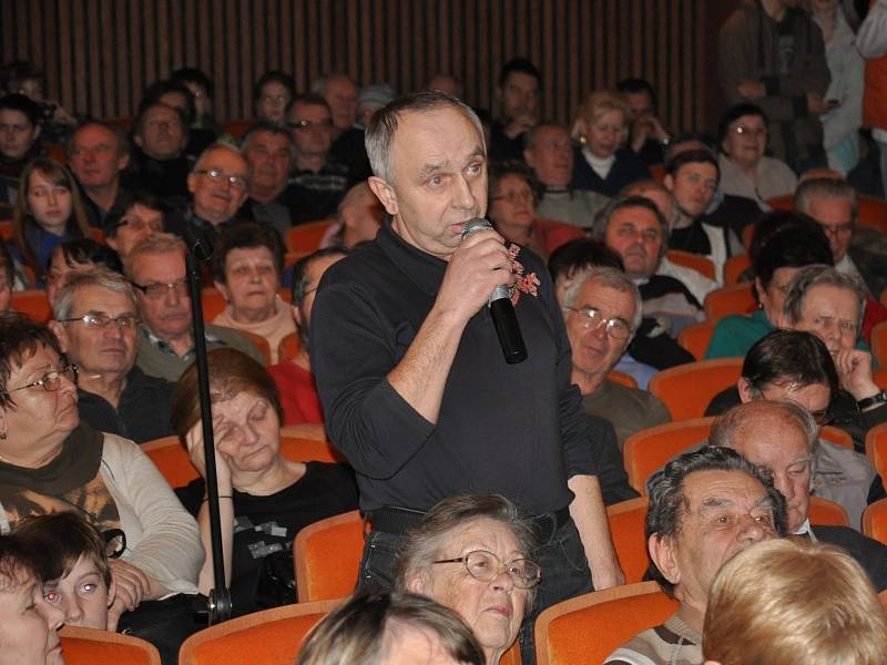Miloš Zeman besedoval s občany v píseckém divadle Fráni Šrámka.