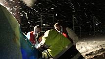 Policisté, kteří kontrolují auta na přechodu Dolní Dvořiště, zažívají mrazivé noci. Nejhorší pro ně je ledový vítr. Na snímku z neděle 17. ledna policista Radek Baštýř kontroluje auto české reprezentace v historickém lyžování.